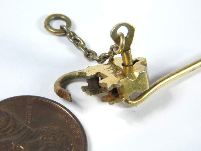 ANTIQUE ENGLISH VICTORIAN GILT PADLOCK & KEY STICKPIN  