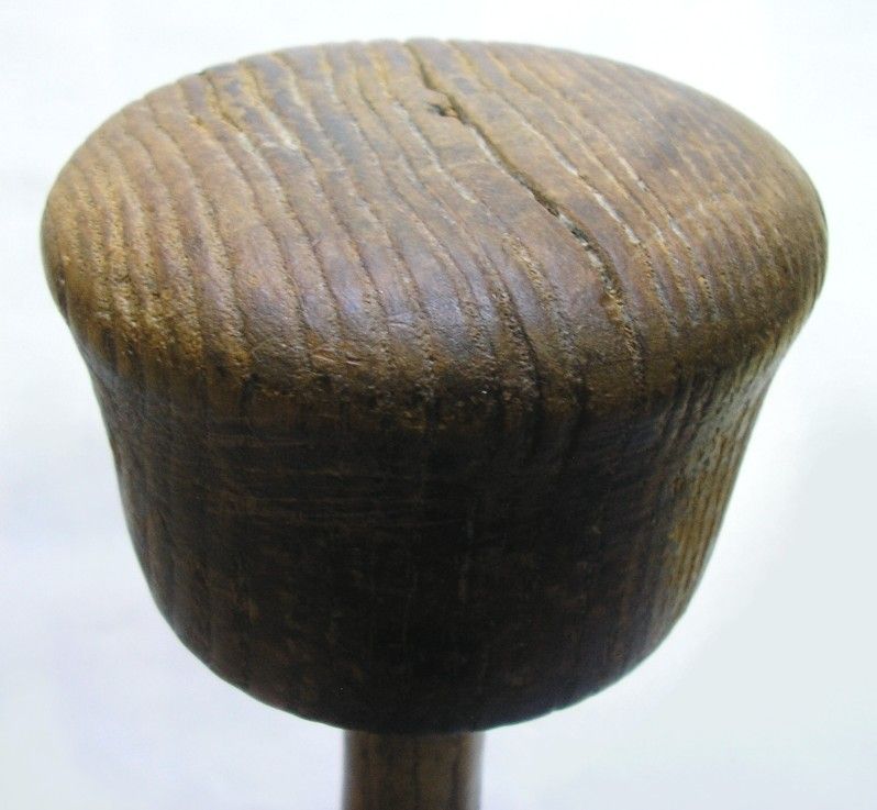 PILON ancien en bois. Grand modèle. Dimensions 25 cm de haut. Usures 