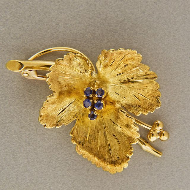   CO ITALIAN HAND TEXTURED 18K YELLOW GOLD .15CT BLUE SAPPHIRE LEAF PIN