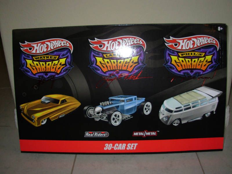 Hotwheels Garage 30 Car Chase Set ( Exclusive)  