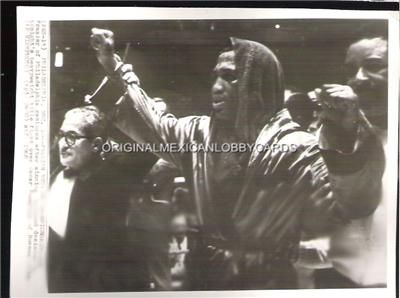 BOXING, JOE FRAZIER AFTER WINNING OVER OSCAR PHOTO 1968  