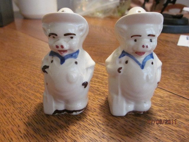 SHAWNEE HAY SEED SALT AND PEPPER PIG SHAKERS 3 1/2  