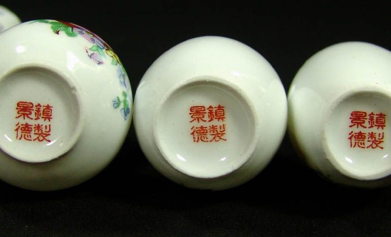 OLD ASIAN JAPANESE MINIATURE PORCELAIN VASES SET IN BOX  